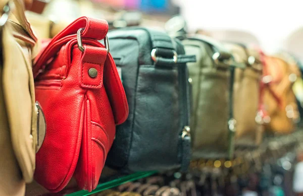 Coleção de bolsas de couro na loja . — Fotografia de Stock