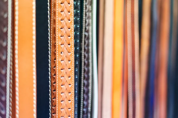 Kožené opasky kolekce v úložišti. — Stock fotografie