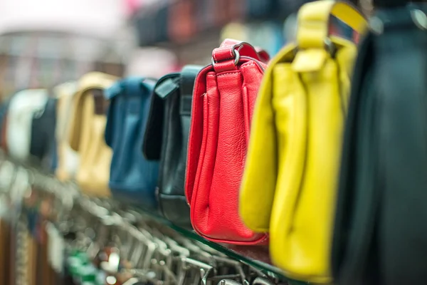 Lederen handtassen collectie in de winkel. — Stockfoto