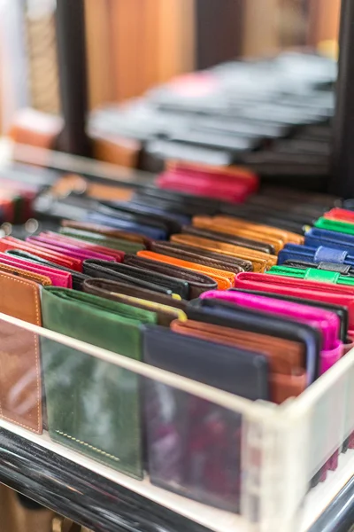 Colección billeteras de cuero en la tienda . — Foto de Stock