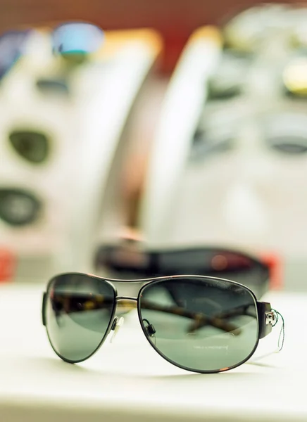 Gafas de sol en venta en la tienda . — Foto de Stock