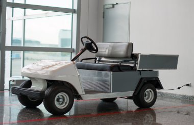 Bakım personeli araba havaalanında.