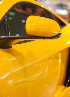 Sarı spor araba modelinin bir parçası.