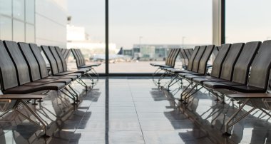Havaalanı terminal bekleme odasında boş sandalye.