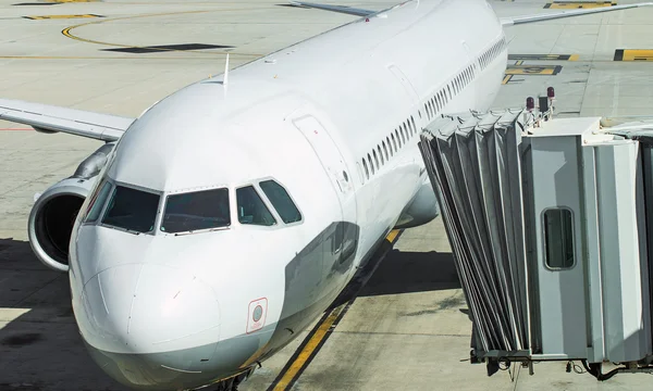 Jet bridge acoplado al avión en el aeropuerto . — Foto de Stock
