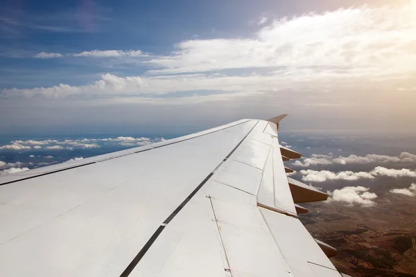 Ala de um avião, vista da janela . — Fotografia de Stock