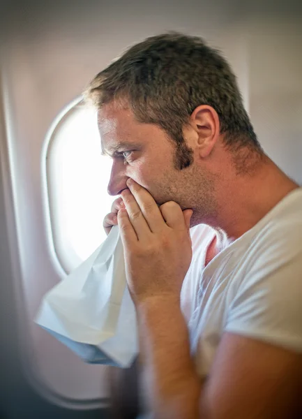 Le mal de l'air. L'homme se sent très mal dans l'avion . — Photo