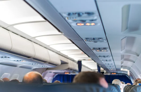 Interieur binnenkant van het vliegtuig met passagiers. — Stockfoto