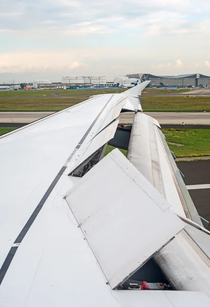 Mecanización del ala lanzada. Vista desde el avión . —  Fotos de Stock