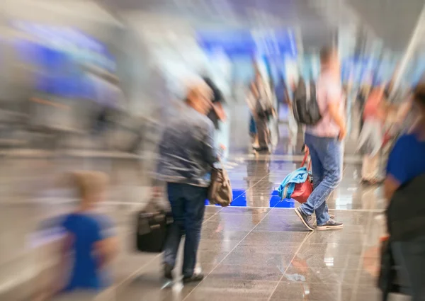 Pessoas no aeroporto. Desfoque de movimento . — Fotografia de Stock