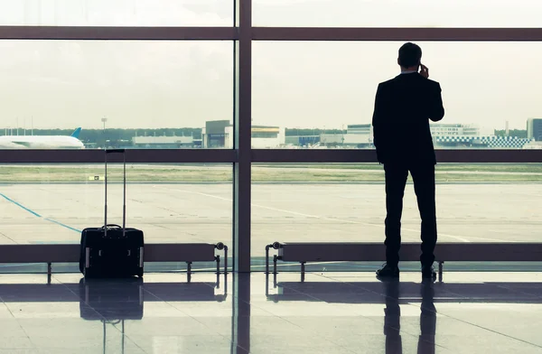 Homem com bagagem no aeroporto — Fotografia de Stock