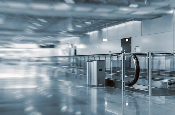 Intérieur de l'aéroport avec escalier roulant. Flou de mouvement . — Photo