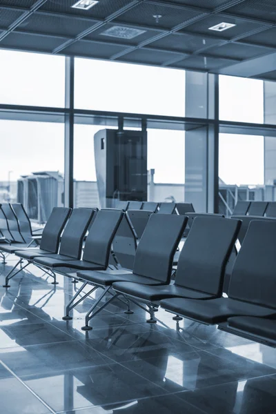 Assentos vazios na sala de espera do terminal no aeroporto . — Fotografia de Stock