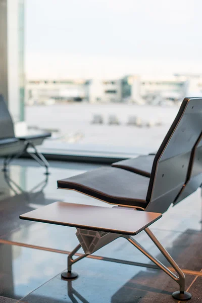 Lege stoelen in terminal wachtkamer in luchthaven. — Stockfoto