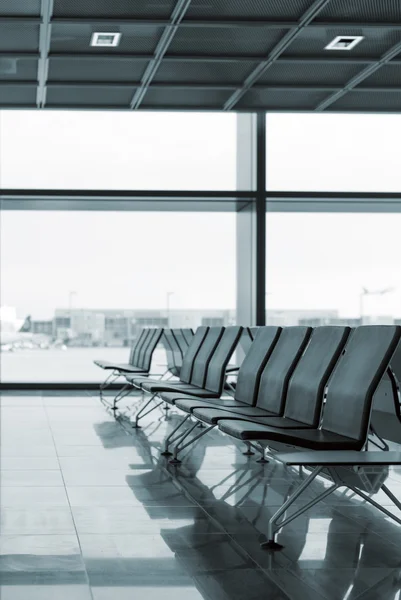 Assentos vazios na sala de espera do terminal no aeroporto . — Fotografia de Stock