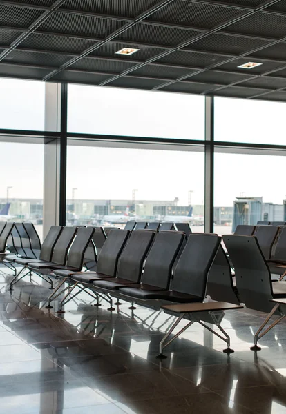 Assentos vazios na sala de espera do terminal no aeroporto . — Fotografia de Stock