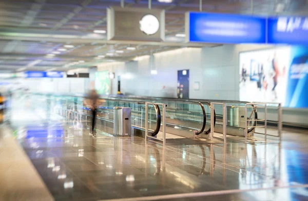 Interior do aeroporto com escada rolante. Desfoque de movimento . — Fotografia de Stock