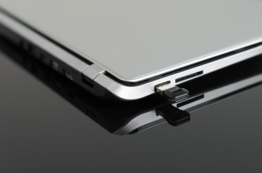 USB flash sürücü bağlı dizüstü.