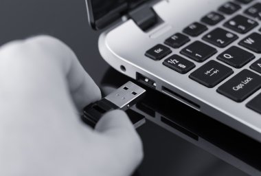 El laptop için USB birden parlamak götürmek tıkalı. Siyah ve beyaz fotoğraf.