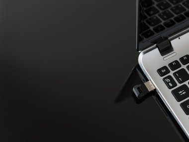 USB flash sürücü bağlı dizüstü. Metin için yer.