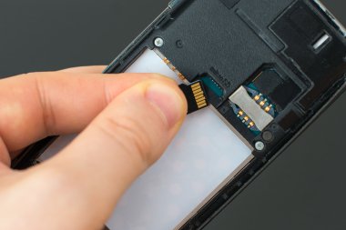 Erkek el cep telefonu mikro Sd Kart takma.
