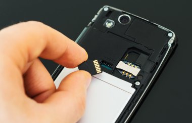 Erkek el cep telefonu mikro Sd Kart takma.