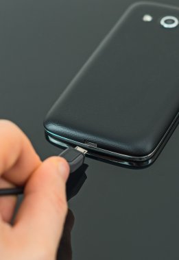 Erkek el cep telefonu için mikro Usb ekleme.