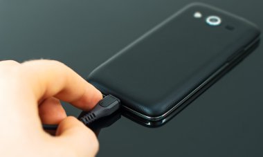 Erkek el cep telefonu için mikro Usb ekleme.
