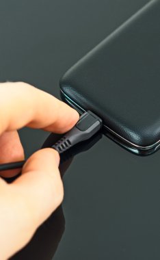Erkek el cep telefonu için mikro Usb ekleme.