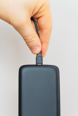Erkek el cep telefonu için mikro Usb ekleme.