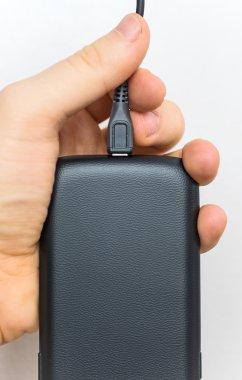 Erkek el cep telefonu için mikro Usb ekleme.