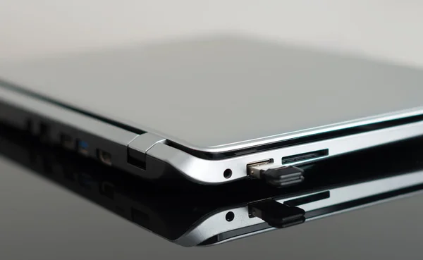 USB flash-enhet ansluten till laptop. — Stockfoto