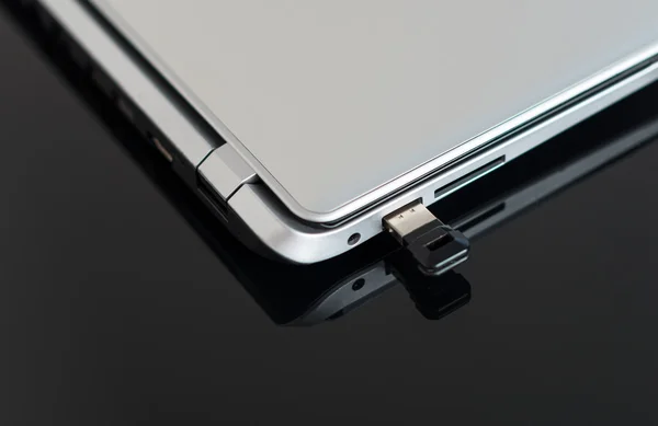 USB flash-enhet ansluten till laptop. — Stockfoto