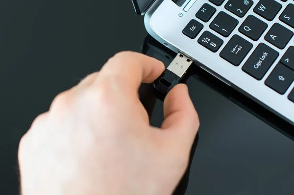 Hand stecken USB-Stick auf Laptop. — Stockfoto