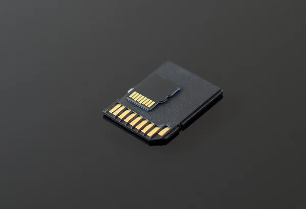 Tarjeta SD y Micro SD sobre fondo negro . — Foto de Stock