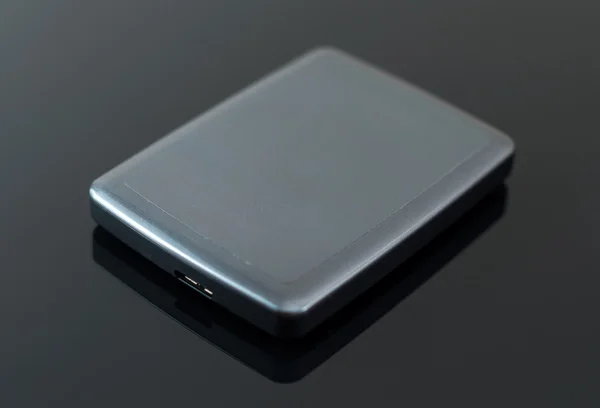 Disco rigido USB esterno sul tavolo nero . — Foto Stock