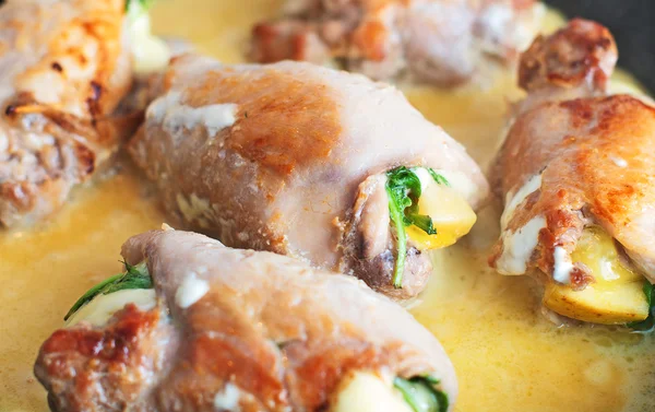 Close-up van kip roll met kruiden en kaas. — Stockfoto