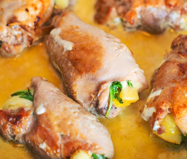 Close-up van kip roll met kruiden en kaas. — Stockfoto