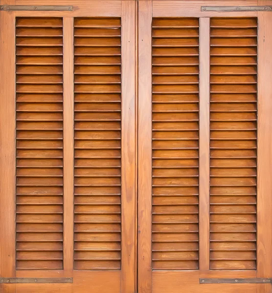 Fönster med brun fönsterluckor. Närbild. — Stockfoto