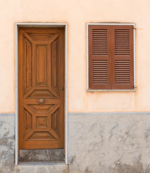 旧式な木製のドアとシャッターを持つウィンドウのクローズ アップ ビュー. — ストック写真