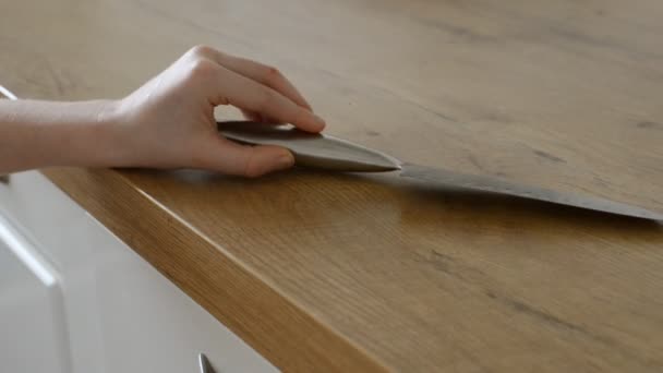 Dangerous situation in the kitchen. Child is playing with kitchen knife. — Stock Video