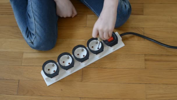 Situation dangereuse à la maison. Enfant jouant avec l'électricité . — Video