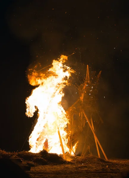 A celebração do Maslenitsa. A efígie ardente do inverno . — Fotografia de Stock