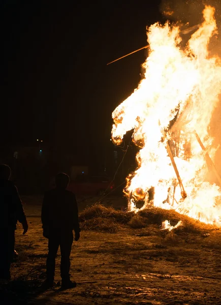 La celebración de la Maslenitsa. La efigie ardiente del invierno . — Foto de Stock