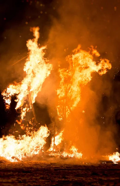 Fuego al aire libre. Quemadura de la construcción de madera . — Foto de Stock