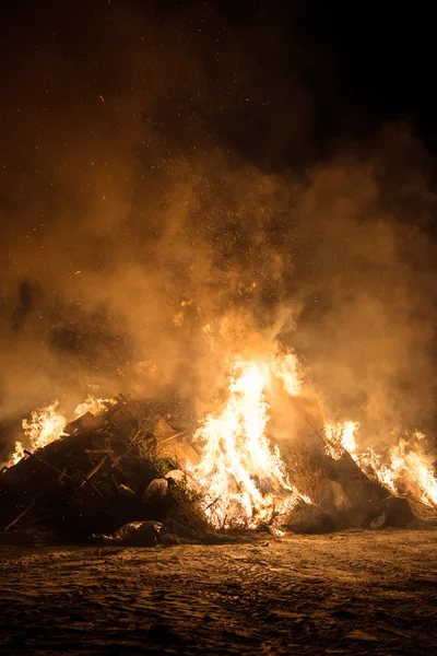 Incineración de residuos. Quemadura de basura y árboles viejos . — Foto de Stock