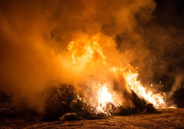 Förbränning av avfall. Förbränning av skräp och gamla träd. — Stockfoto