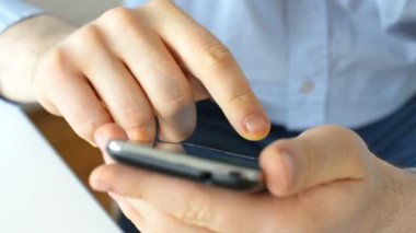 Cep telefonu kullanan adam.