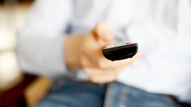 Uzaktan kumanda, kullanan adam Tv kanalları arasında geçiş yapma.
