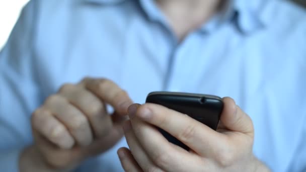 Hombre usando teléfono móvil. — Vídeos de Stock